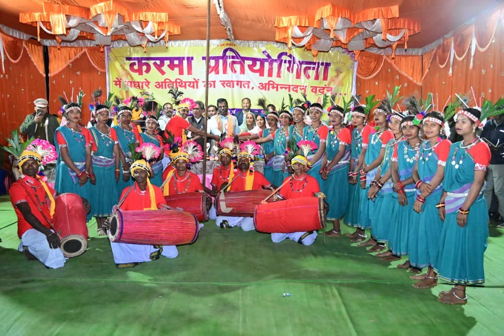 करमा नृत्य प्रतियोगिता में कलाकारों की शानदार प्रस्तुति, प्रेमनगर की टीम रही अव्वल