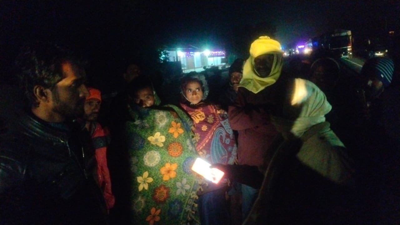 अडानी माइंस के कर्मचारी का सड़क दुर्घटना में हुई मौत, तत्काल राहत राशि मांग को लेकर नेशनल हाईवे में घंटों किया चक्का जाम, पुलिस ने कहा वाहन अज्ञात