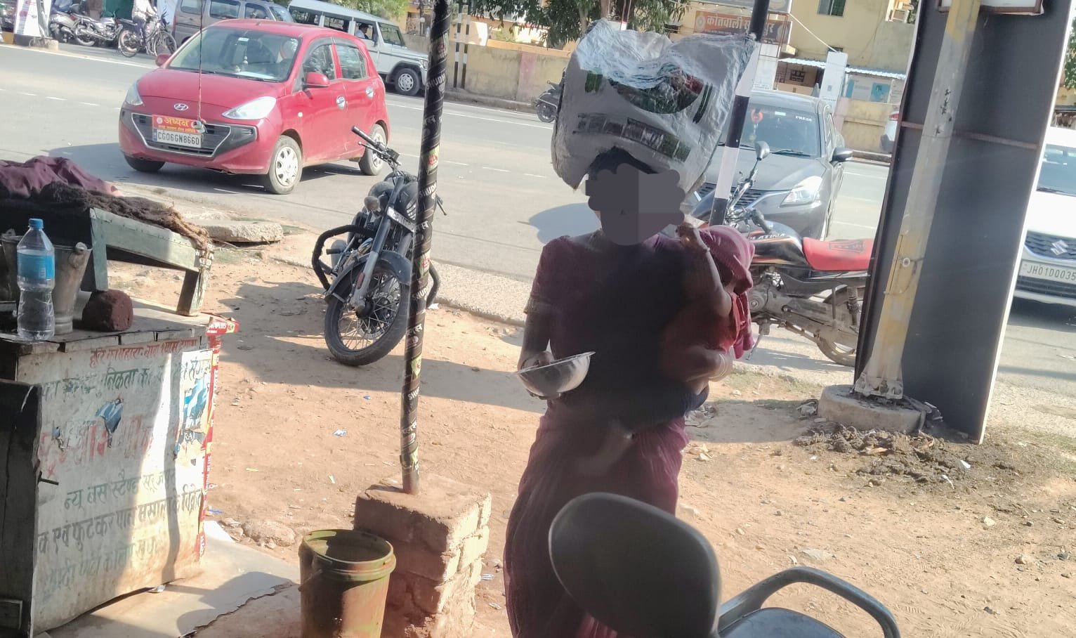 गोद में मासूम, हाथों में कटोरा: सूरजपुर की सड़कों पर मजबूर बचपन