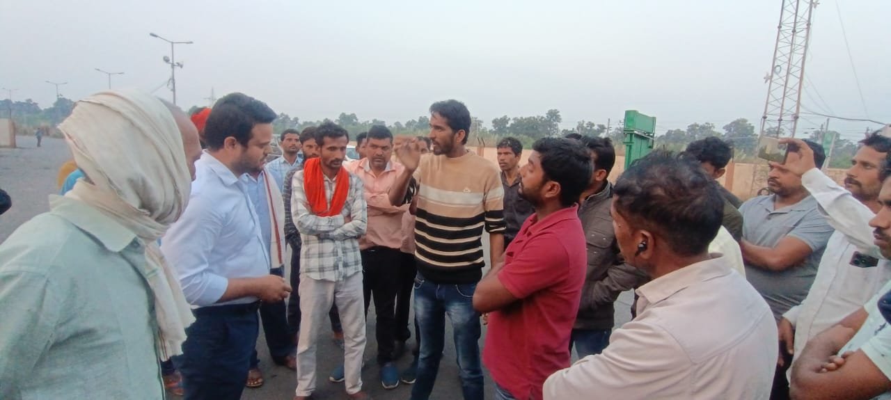 आडानी माइंस में कार्य करते हुए जेसीबी ऑपरेटर  दिनेश साहू की हुई मौत, परिजनों ने माइंस में किया शव लेकर आंदोलन