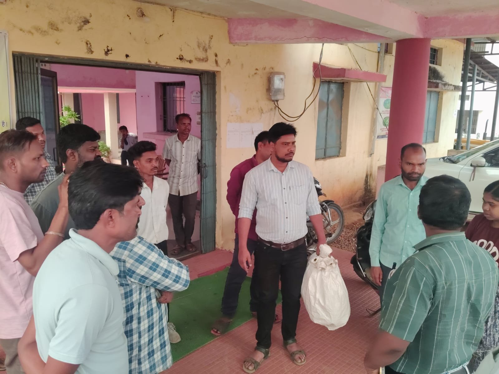 नगर पंचायत प्रेमनगर के करोड़ों के टेंडर में गड़बड़ी का आरोप, डाक बैग घर ले जाने से मचा हड़कंप