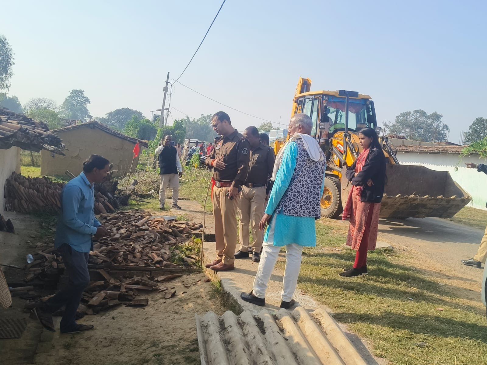 न्यायालय आदेश का पालन ग्राम बांसापारा में डिग्रीधारी पक्ष को विधिवत भूमि का कब्जा दिलाया गया