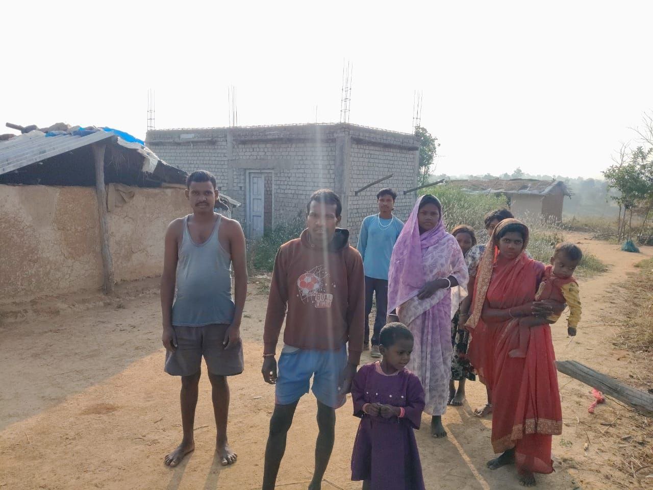 पण्डो जनजाति आज भी अंधेरे में—खंभे लगे, तार नहीं; विभागों की उदासीनता पर ग्रामीणों में आक्रोश