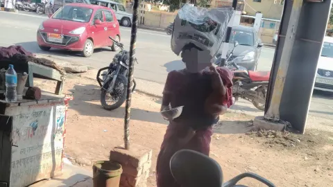 गोद में मासूम, हाथों में कटोरा: सूरजपुर की सड़कों पर मजबूर बचपन